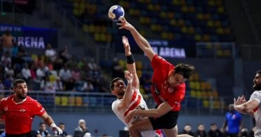 الأهلي يتفوق على الزمالك 15-14 في الشوط الأول النهائي