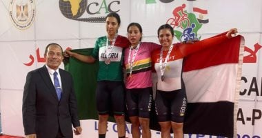 تهنئة رئيس الأولمبية لاتحاد الدراجات بعد الفوز بالبطولة الأفريقية