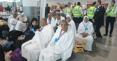 توافد أول أفواج الحجاج إلى مطار القاهرة لزيارة النبي