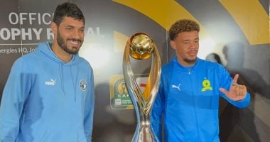 جبر وويليامز يحتفلان بصور تذكارية مع كأس أفريقيا