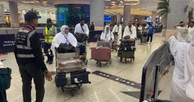حجاجنا يؤدون الصلاة في المسجد النبوي قبل الطواف
