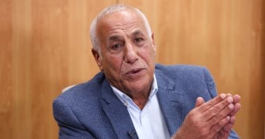 حسين لبيب يعود إلى القاهرة بعد رحلة علاجية في فرنسا