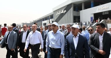 رئيس الوزراء يوقف جولته لزيارة موقف السلام النموذجي الجديد