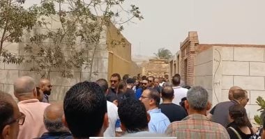 عمرو الدجوي يتلقى العزاء في جنازة شقيقه بصورة مؤثرة