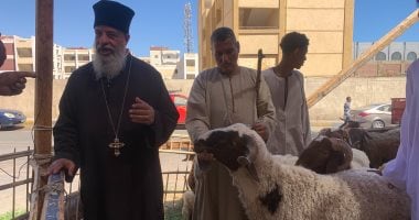 قس يشتري خروف العيد سنوياً لدعم المسلمين في الأضحية