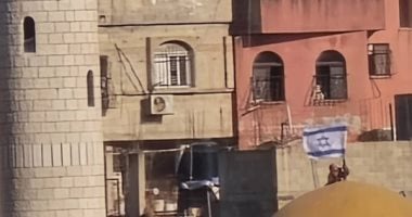 قوات الاحتلال ترفع علم إسرائيل على قبة مسجد بالضفة الغربية