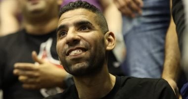 مؤمن زكريا يحتفل مع لاعبي الأهلي بعد فوزهم بكأس إفريقيا