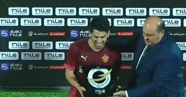 محمد شكرى يتوج بجائزة أفضل لاعب في مباراة سيراميكا وحرس الحدود