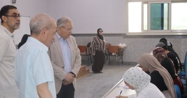 نائب رئيس جامعة حلوان ومسؤول الجامعة الأهلية يتفقدان اختبارات العام الدراسي