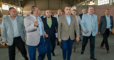 وزير الإنتاج الحربي يزور خطوط الإنتاج في شركة حلوان للصناعات