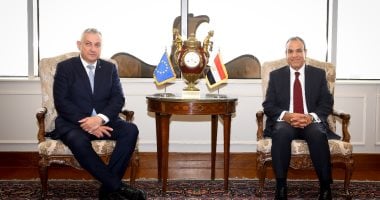 وزير الخارجية يستضيف المفوض الأوروبي للشراكات الدولية والهجرة