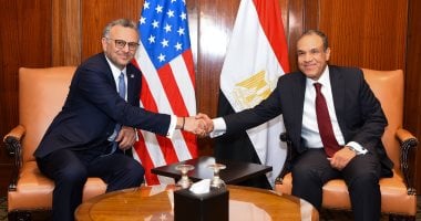 وزير الخارجية يناقش مع مستشار ترامب قضايا إقليمية متعددة