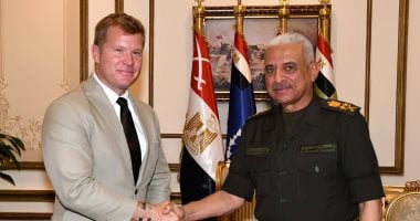 وزير الدفاع يجتمع مع عضو لجنة الخدمات المسلحة بمجلس الشيوخ
