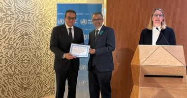 وزير الصحة يستلم شهادة إنهاء انتقال طفيلات الملاريا بمصر