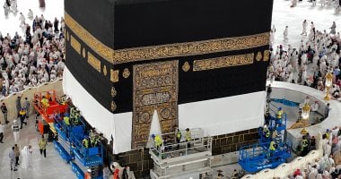 استبدال كسوة الكعبة في مشهد روحاني مهيب يوم عرفة