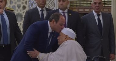 الرئيس السيسي يقبل رأس الدكتور أحمد عمر هاشم في عيد الأضحى