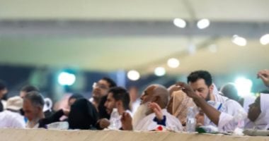 بعد عرفات والمزدلفة الحجاج يقومون برمي جمرات العقبة