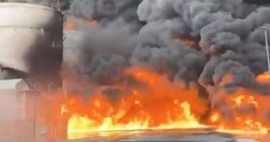 حريق هائل يندلع في ميناء الشارقة بدولة الإمارات فيديو