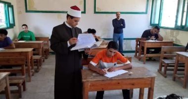 طلاب الثانوية الأزهرية يختبرون في مادة الفقه العلمي