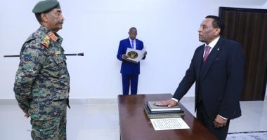 كامل إدريس يؤدي اليمين رئيساً للوزراء في السودان أمام البرهان