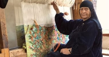 لطفية محمد.. فنانة النول تروي الطبيعة بخيوط ذهبية