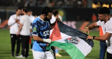 مهند لاشين يحمل علم فلسطين في احتفالات بيراميدز بالفوز الأفريقي