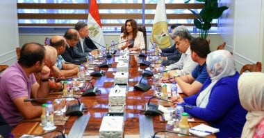 وزيرة التنمية المحلية تتابع سير العمل في المراكز التكنولوجية الحديثة