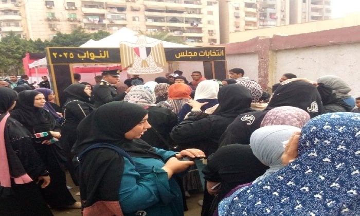 السيدات يتصدرن المشهد الانتخابي أمام اللجان بحلوان