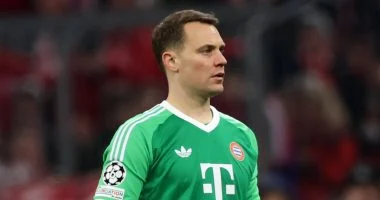 المدير الرياضي لبايرن ميونخ يطالب بضم نوير إلي منتخب المانيا