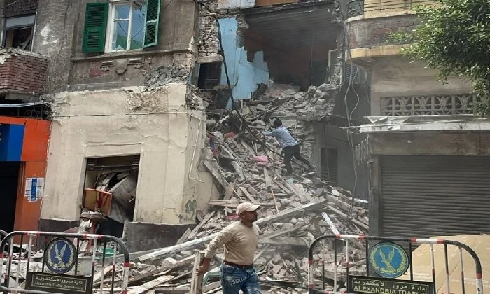 إصابة 3 أشخاص في انهيار داخلي بعقار قديم بمنطقة كرموز بالإسكندرية