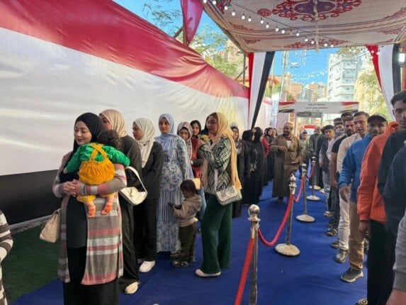 توافد المواطنين على مدرسة الشهيد أحمد بلال بفاقوس للتصويت في انتخابات مجلس النواب