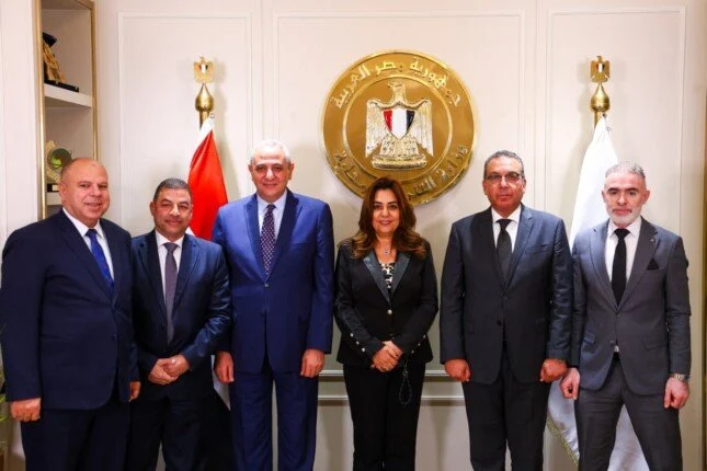 توقيع عقد إدارة وتشغيل مرفقي النقل الداخلي بمدينة طنطا والمحلة الكبرى