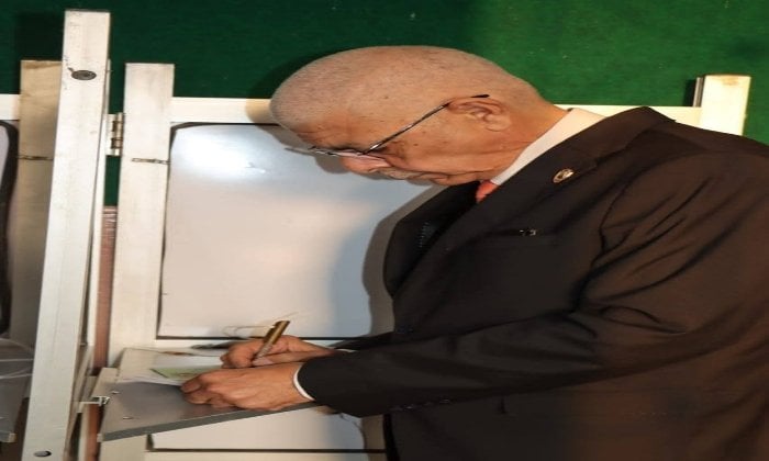 رئيس جامعة المنوفية يُدلي بصوته في انتخابات مجلس النواب 2025