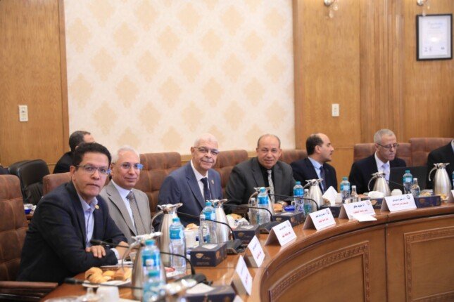 رئيس جامعة المنيا يشارك في اجتماع المجلس الأعلى للجامعات بجامعة قناة السويس