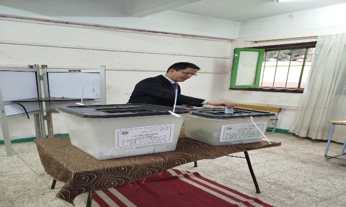 رئيس جامعة بنها يدلي بصوته في انتخابات مجلس النواب