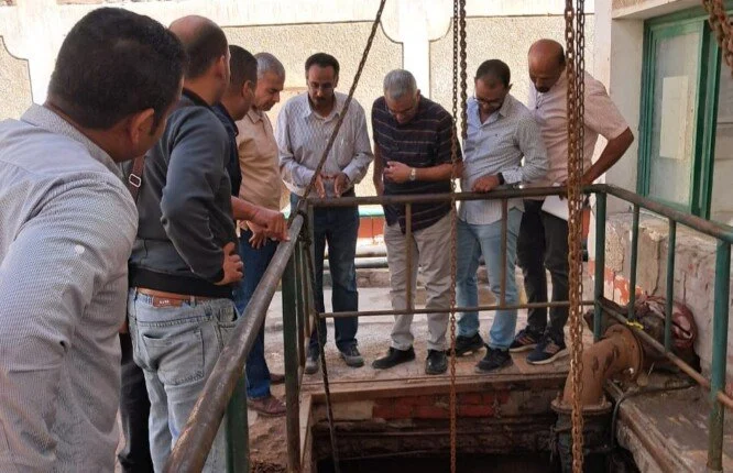 رئيس "مياه البحر الأحمر" يتابع ميدانياً محطات الصرف بالغردقة