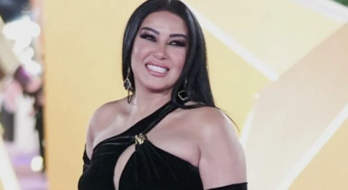 سمية الخشاب: أنا حلوة عشان مفيش حب.. ولابسة أزرق عشان الحسد