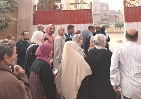 تنسيقية شباب الأحزاب ترصد توافد عشرات الناخبين على لجان دائرة كفر شكر