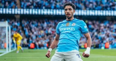 عمر مرموش على دكة بدلاء مان سيتي ضد ليدز يونايتد فى الدوري الإنجليزي