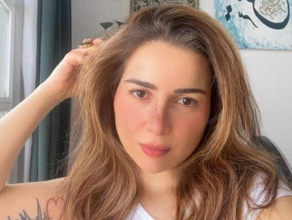 «فستان زفاف بتقنيات الذكاء الاصطناعي».. لماذا تصدرت مي عز الدين الترند مجددا؟