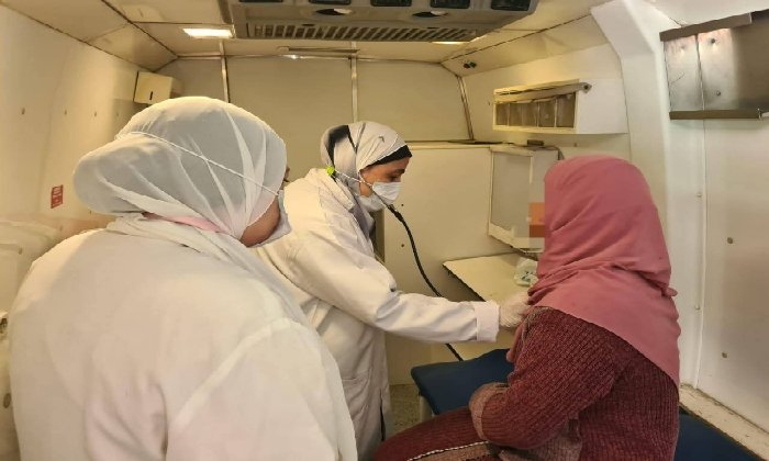 كشف وعلاج بالمجان لـ 1118مواطنًا في قافلة طبية بالبحيرة