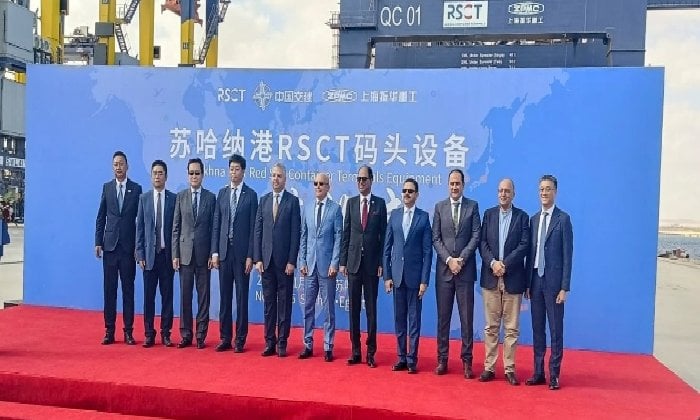 اقتصادية قناة السويس تشهد تسليم 24 وحدة من معدات مناولة الحاويات بميناء السخنة