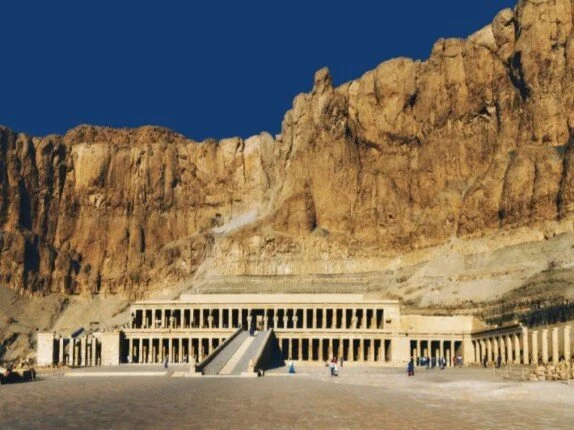 «الآثار» تكشف حقيقة إنشاء مبنى خرساني بمنطقة الدير البحري