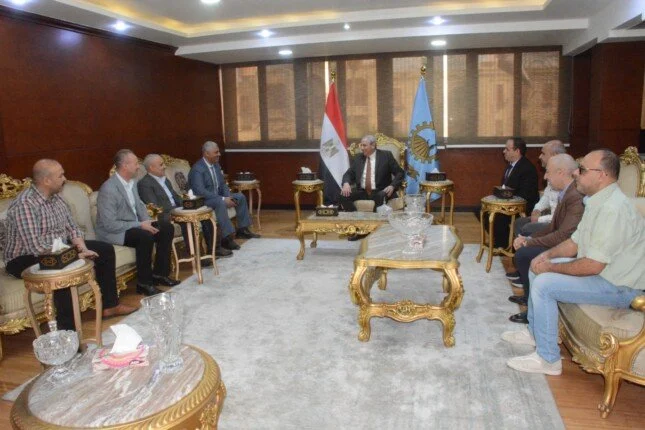 محافظ الغربية يلتقي رئيس شركة الكهرباء ويناقش رفع كفاءة الخدمات المقدمة للمواطنين