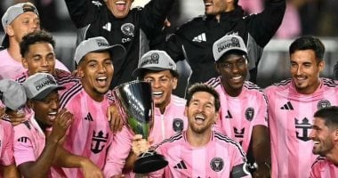 ملك كرة القدم.. كم لقبًا حققه ليونيل ميسي في مسيرته الأسطورية؟