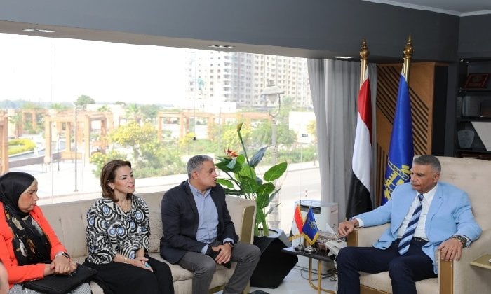 محافظ أسوان يبحث تطوير منظومة إدارة الأصول والصيانة بالتعاون مع مشروع الدعم الفنى