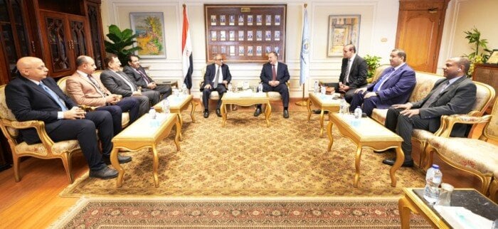 محافظ أسيوط يستقبل الأمين العام لمجلس الوحدة الاقتصادية العربية بمكتبه لتعزيز التعاون التنموي