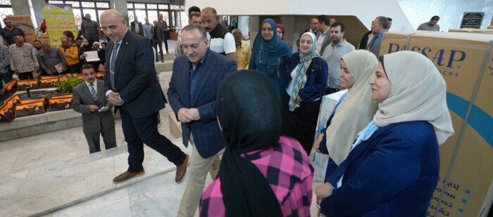 محافظ أسيوط يقدم أجهزة عرائس لـ50 فتاة من الأولى بالرعاية