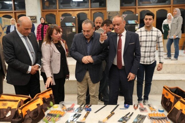 محافظ أسيوط يسلم حقائب السباكة الخفيفة لـ70 متدربًا لدعم تمكينهم المهنى