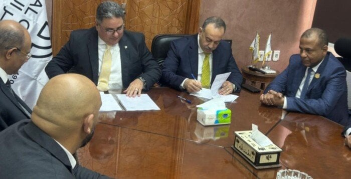 محافظ أسيوط يوقع بروتوكول تعاون مع إحدى شركات الإسكان لتطوير منازل بمركز ديروط